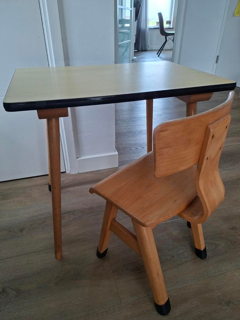 Vintage kinderbureau met stoel, Ophalen