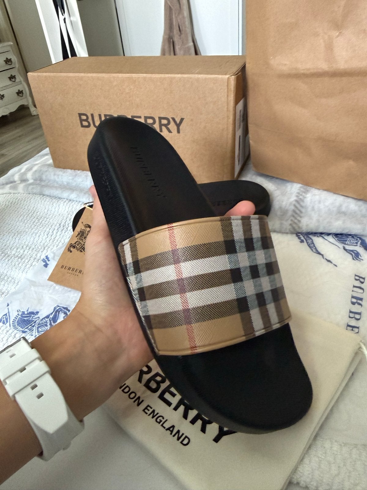 Burberry Check Slides - Nieuw met doos en dustbag, Kleding | Dames, Schoenen, Ophalen of Verzenden, Nieuw, Beige, Slippers