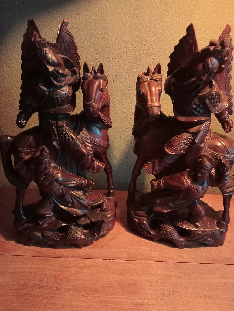 Chinese houtsnijwerk Guan Yu Gong paard gespiegelde beelden, Ophalen