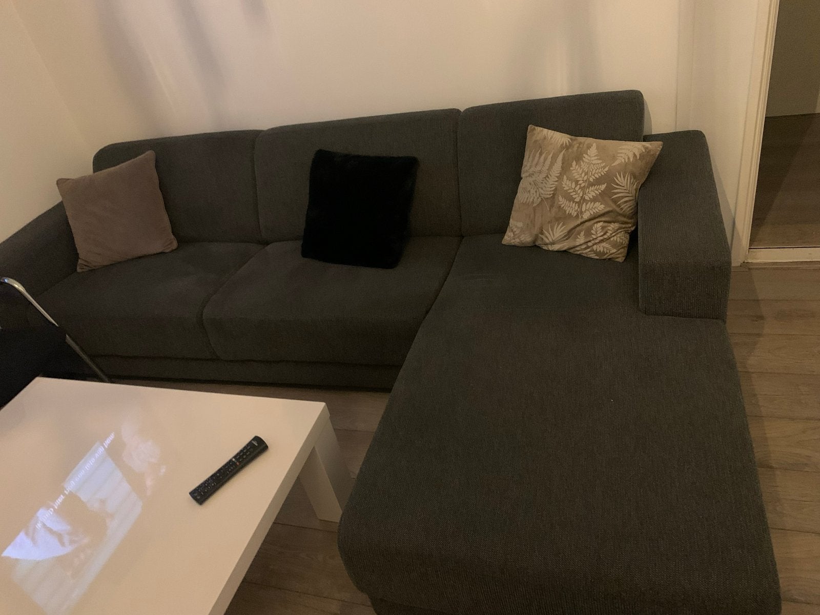 Comfortabele grijze hoekbank met longchair, Huis en Inrichting, Banken | Bankstellen, 250 tot 300 cm, Gebruikt, Hoekbank, Ophalen of Verzenden