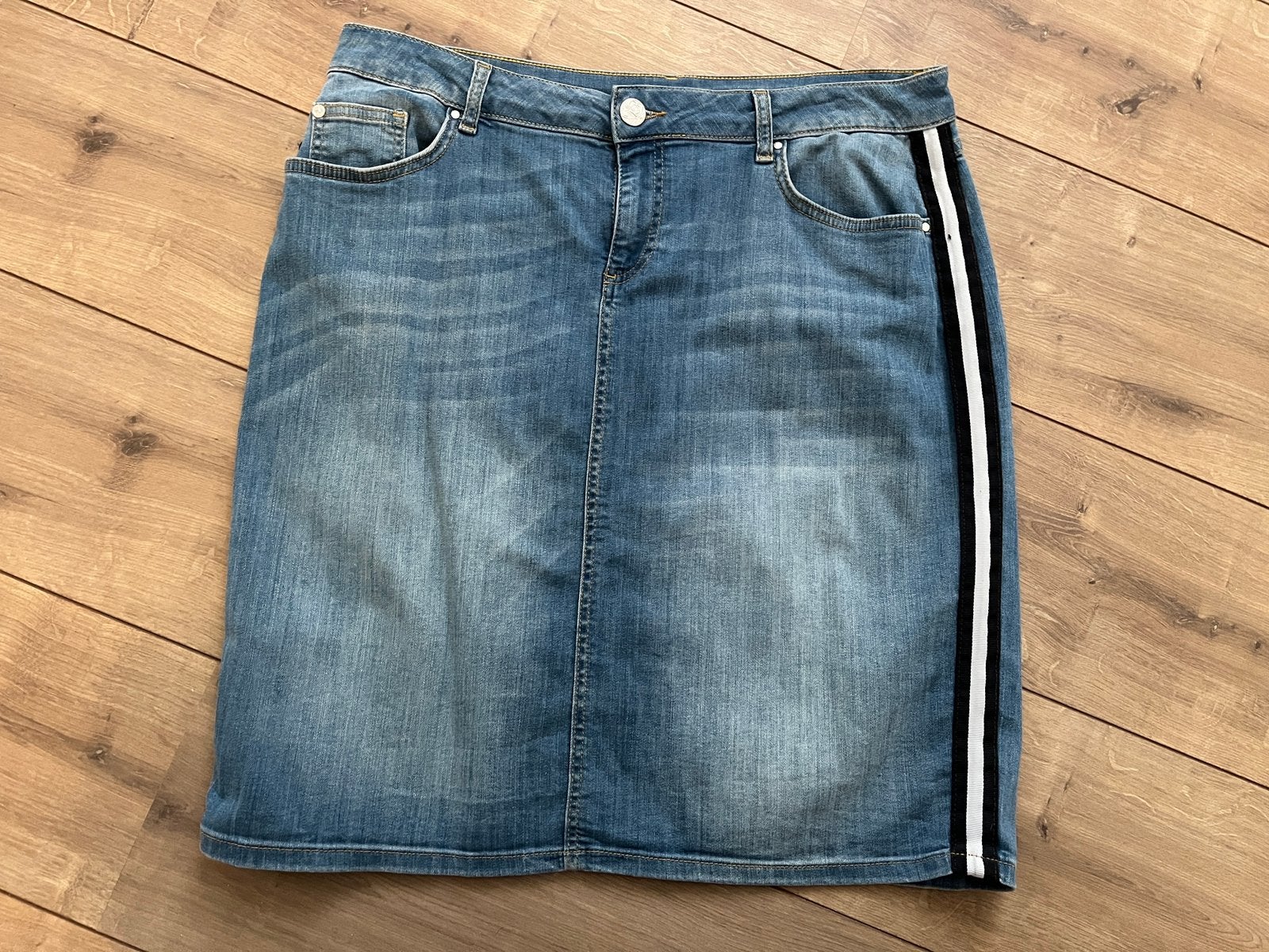 Miss Etam spijkerrok maat 43 jeans rok zgan, Kleding | Dames, Rokken, Ophalen of Verzenden, Zo goed als nieuw, Zwart, Knielengte