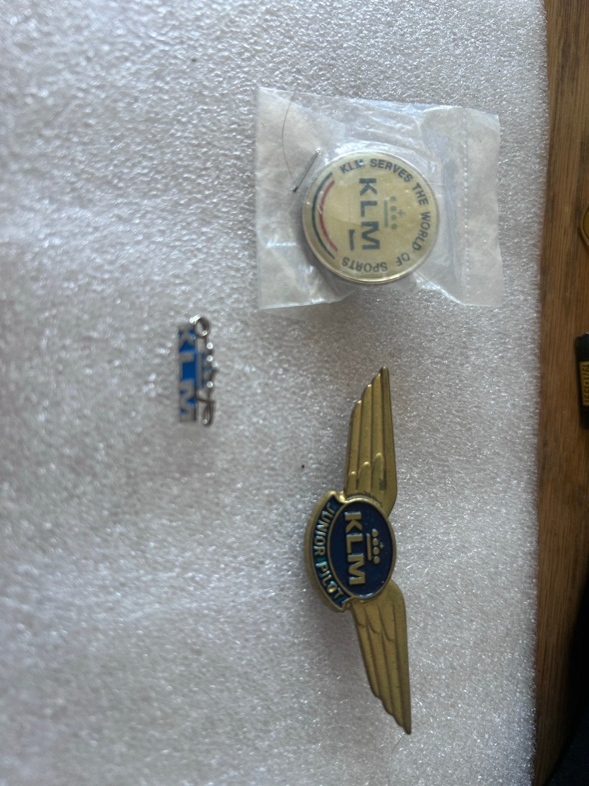 KLM verzameling: Junior Piloot, speld en medaille, Ophalen of Verzenden, Zo goed als nieuw, Merk, Speldje of Pin