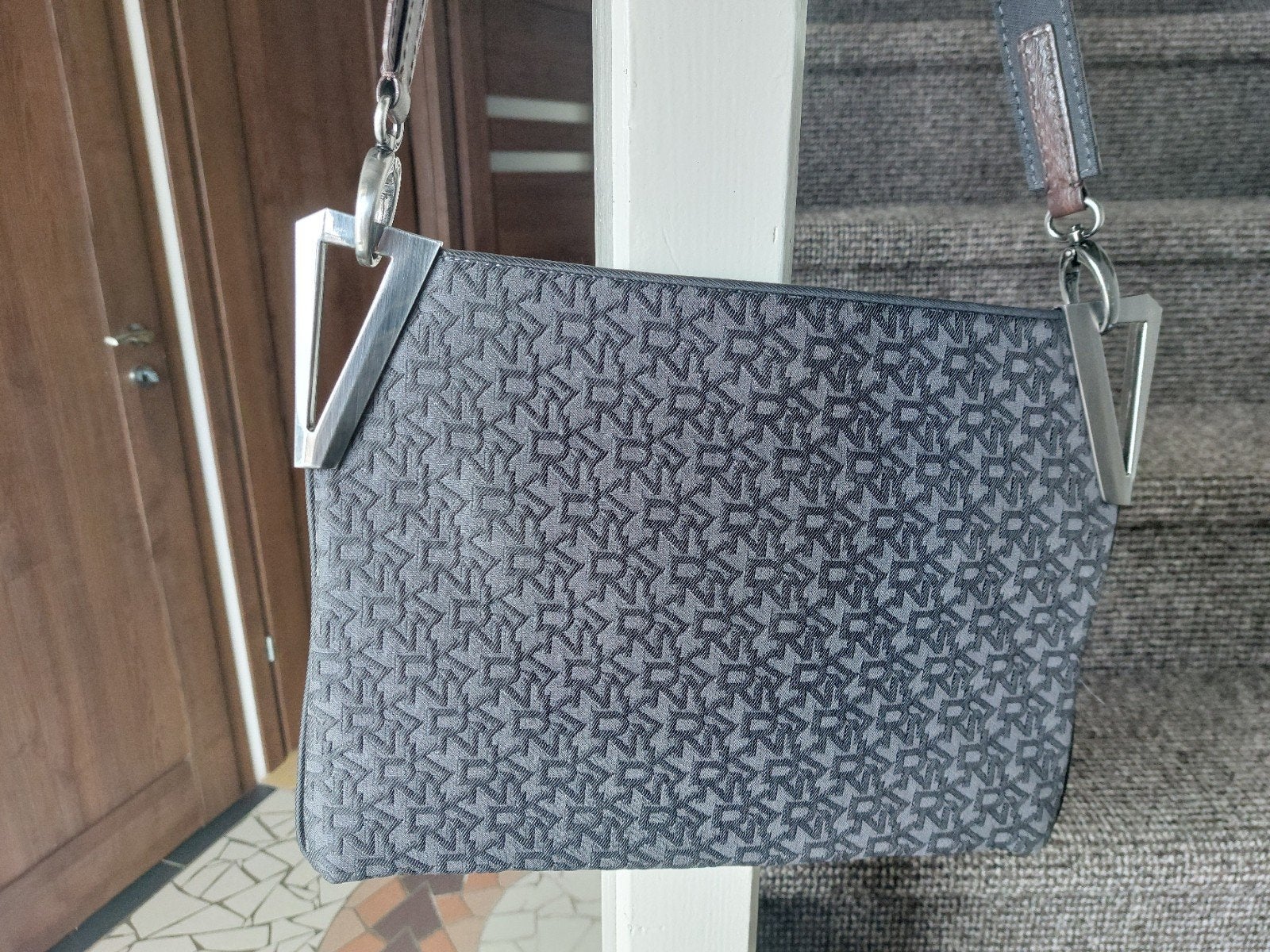 DKNY Schoudertasje met monogram print, Ophalen of Verzenden, Gebruikt, Grijs, Schoudertasje
