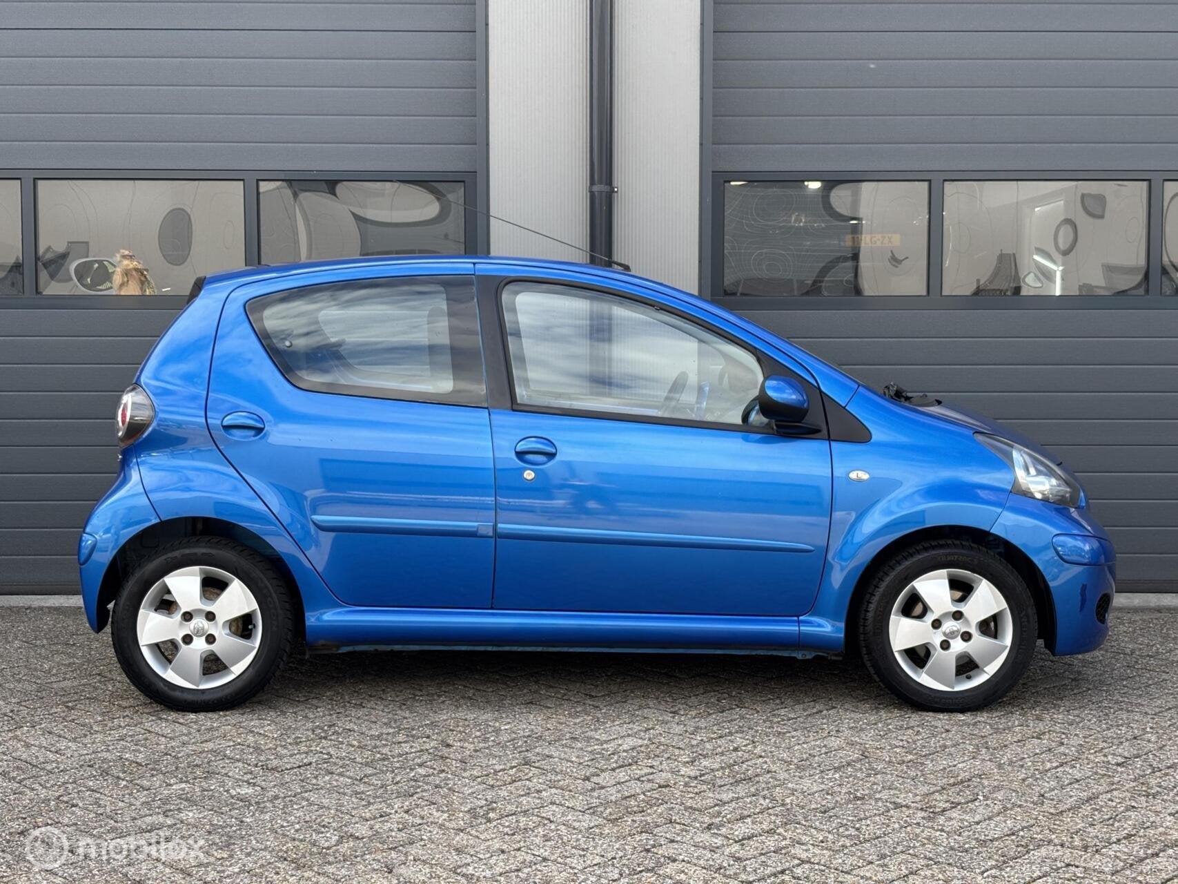 Toyota Aygo 1.0-12V Dynamic Blue Uitvoering // 5Drs, Voorwielaandrijving, Metallic lak, 68 pk, Bedrijf