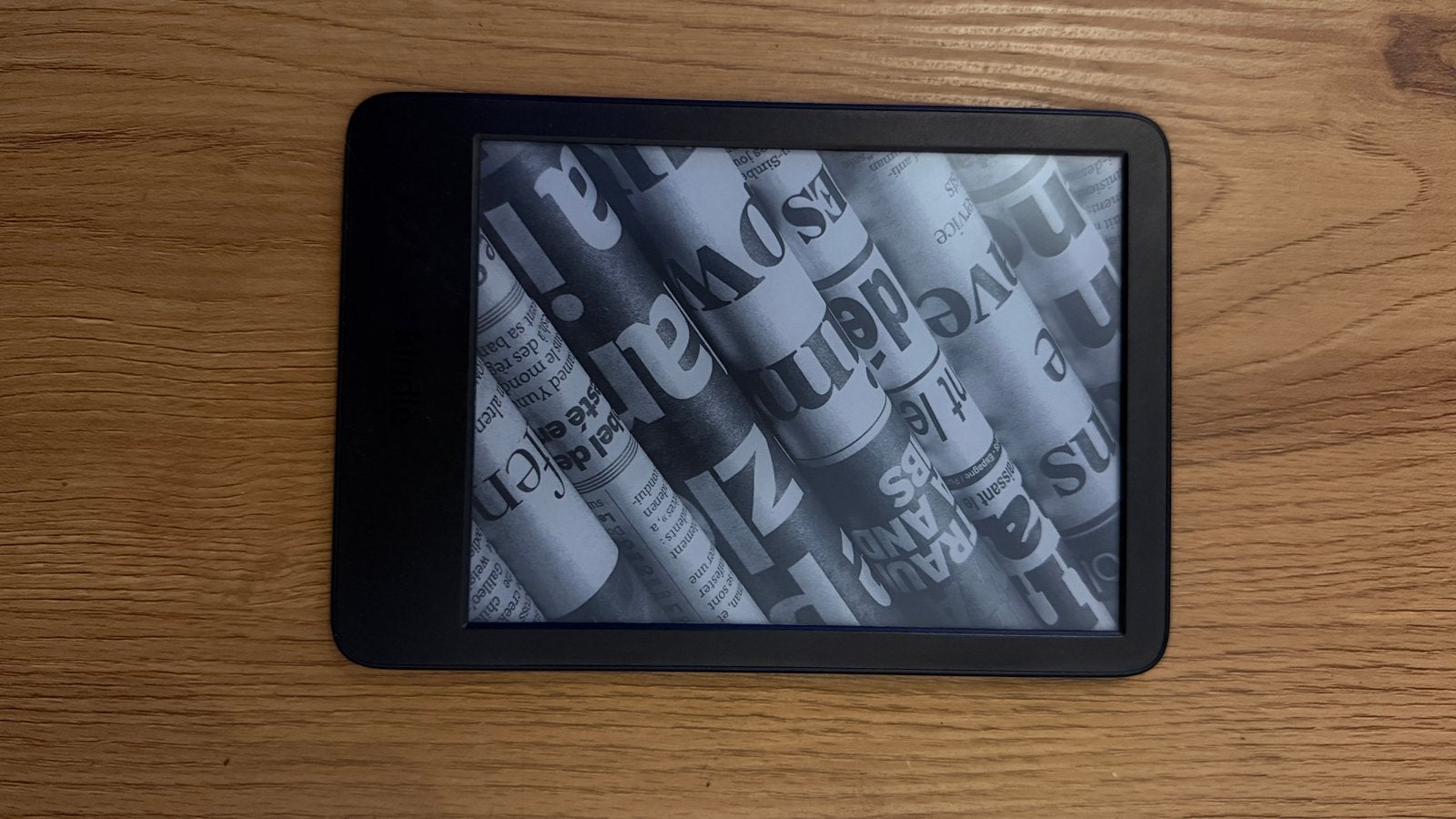 Amazon Kindle 2022 E-reader met hoesje en afstandsbediening, Computers en Software, Ophalen of Verzenden, Zo goed als nieuw, 16 GB of meer