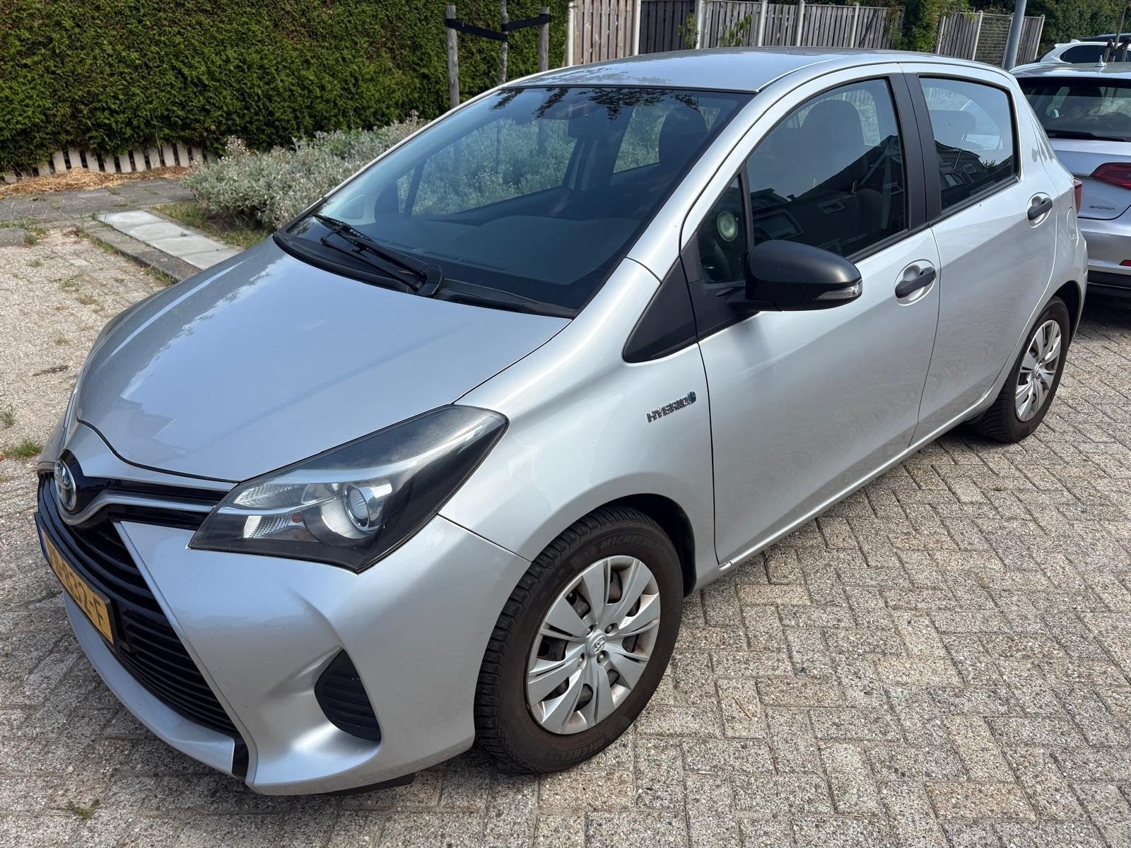 Toyota Yaris 1.5 HSD 55KW 5DRS 2015 Grijs, Auto's, Dealer onderhouden, 1497 cc, 74 pk, 4 cilinders