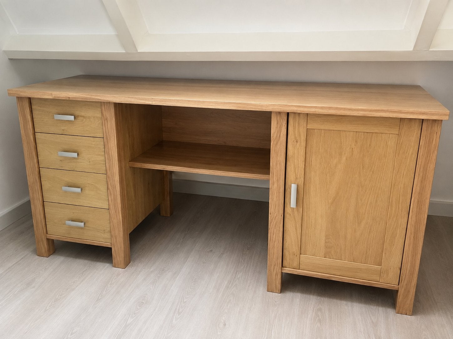Ruim houten bureau met lades en kast incl bureaustoel, Ophalen, Zo goed als nieuw