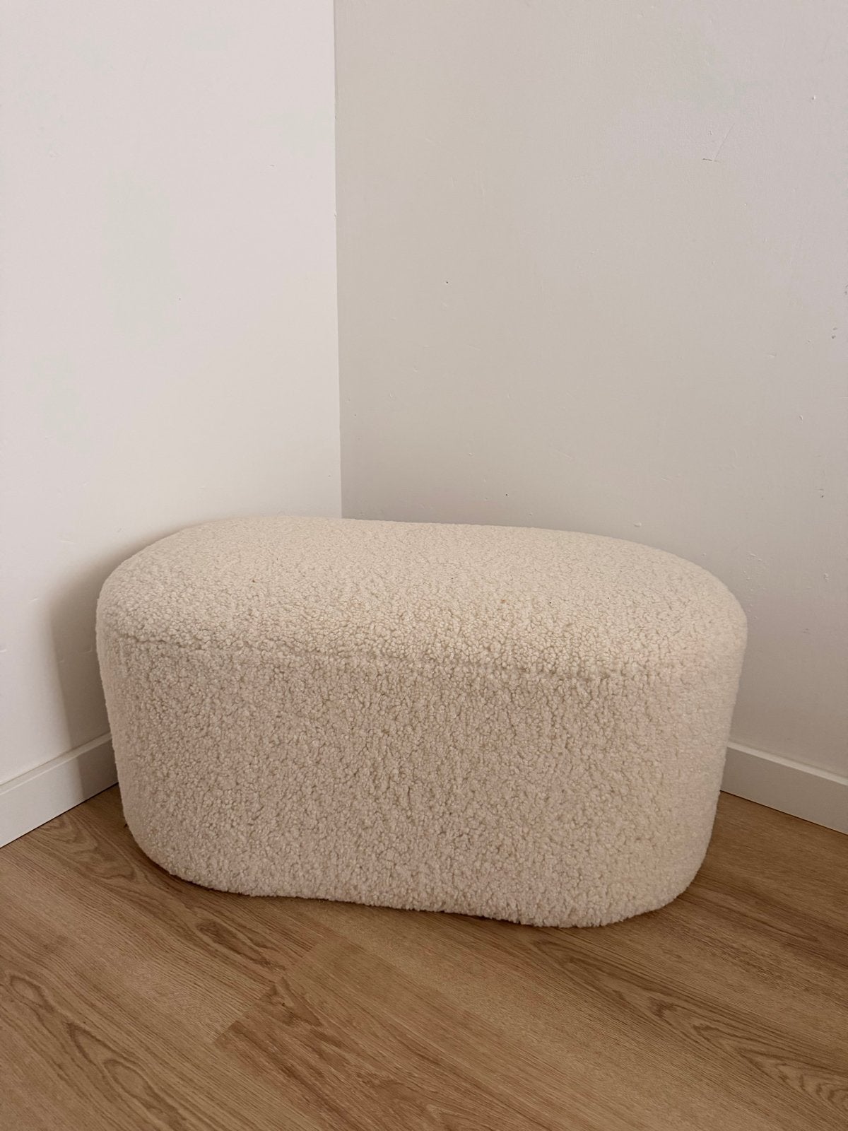 Crèmekleurige Bouclé Poef - ALS NIEUW, Ophalen, 75 tot 100 cm, Zo goed als nieuw, Stof