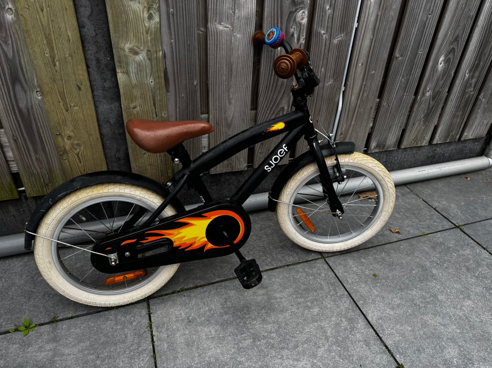 Sjoef stoere kinderfiets - Zwart met vlammen, Fietsen en Brommers, Fietsen | Kinderfietsjes, Ophalen, Gebruikt, Terugtraprem, Minder dan 16 inch