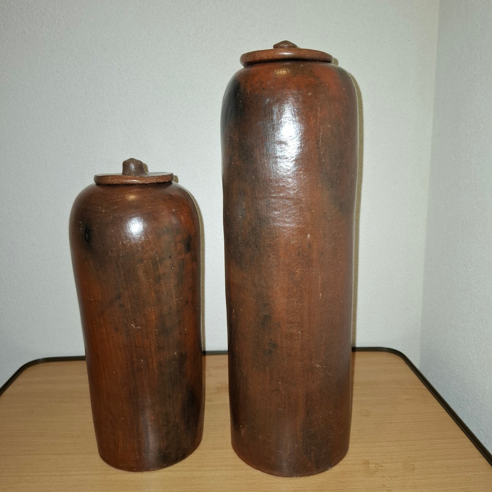 2 aardewerken kruiken in natuurtinten, Ophalen of Verzenden, Overige kleuren, Glas, Minder dan 50 cm
