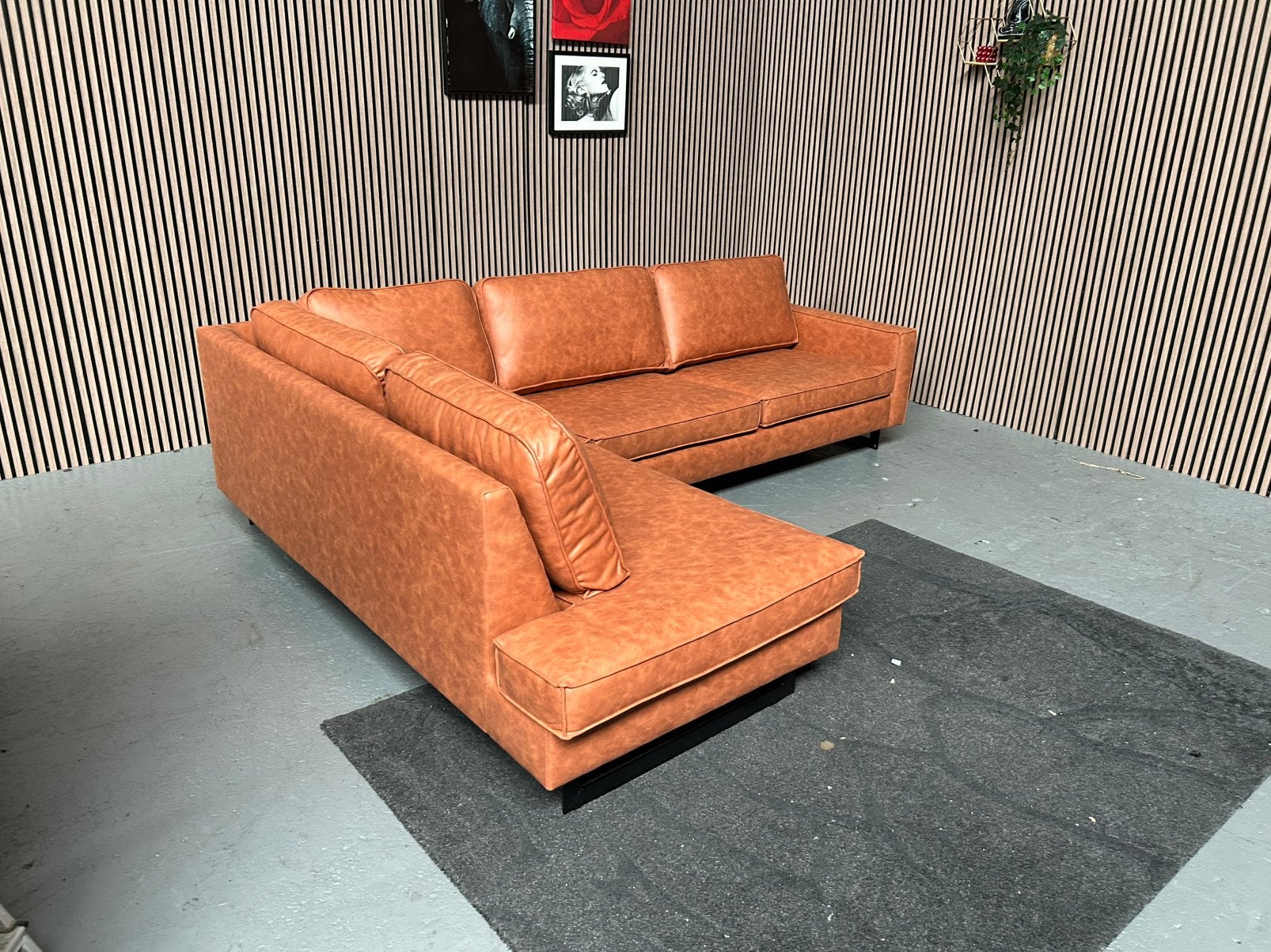 GRATIS LEVERING Hoekbank Cognac 285X215 SHOWROOMMODEL, 250 tot 300 cm, Hoekbank, Nieuw, Ophalen of Verzenden
