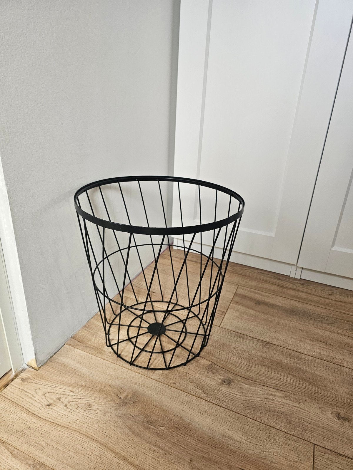 Zwarte stalen mand - Modern design opbergmand, Huis en Inrichting, Mand, Rond, Ophalen of Verzenden, Zo goed als nieuw