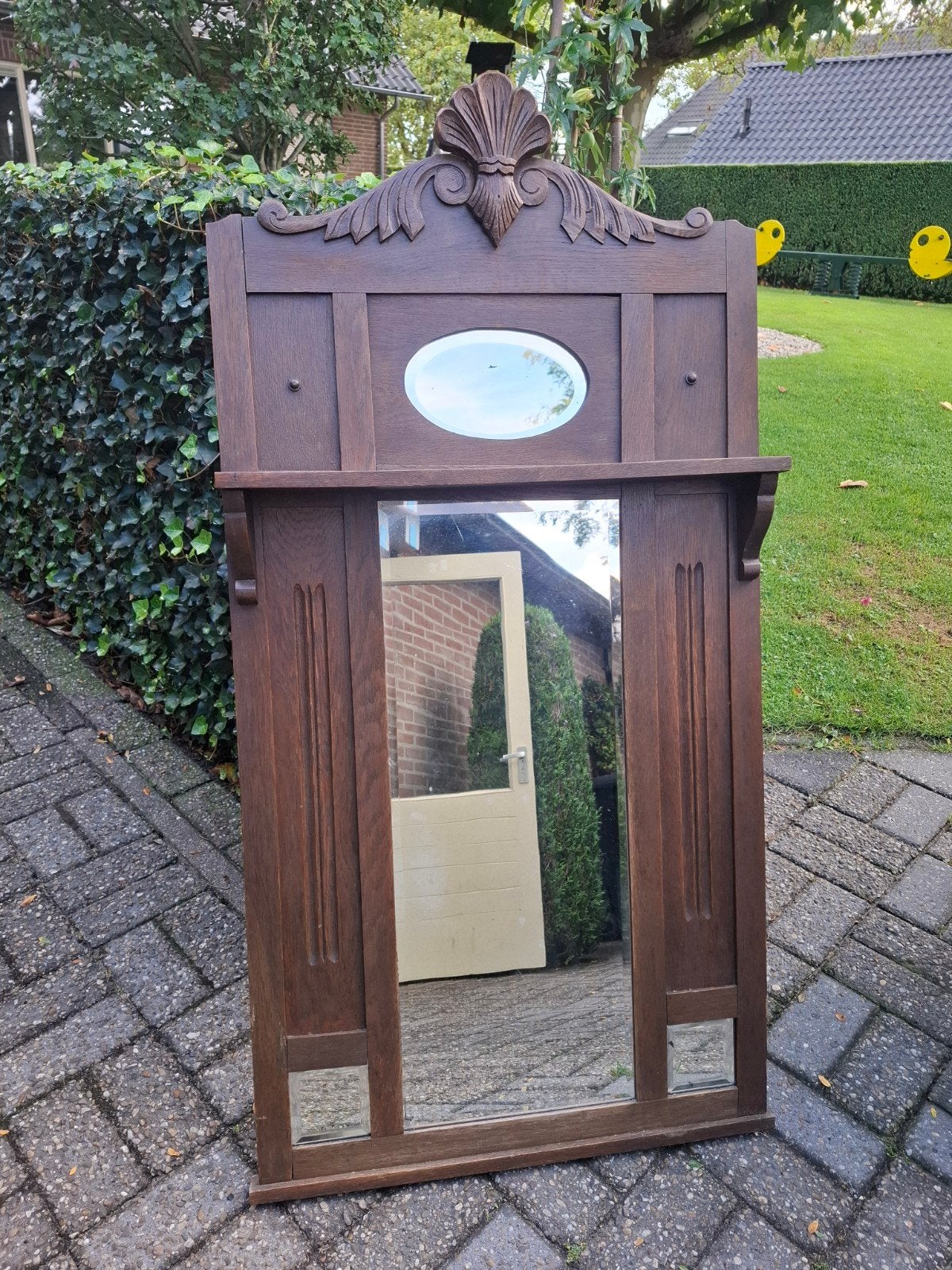 Antieke spiegel met houtsnijwerk en plankje, Antiek en Kunst, Ophalen, Rechthoekig, 50 tot 100 cm, 100 tot 150 cm