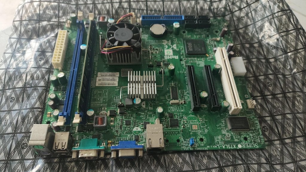 Supermicro X7SLA-L inclusief CPU en 2GB DDR2 aangeboden, Computers en Software, Ophalen of Verzenden, DDR2, Intel, Gebruikt