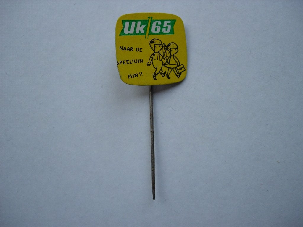 speldje UK 65 naar de speeltuin fijn, Verzamelen, Speldjes, Pins en Buttons, Verzenden, Zo goed als nieuw, Merk, Speldje of Pin