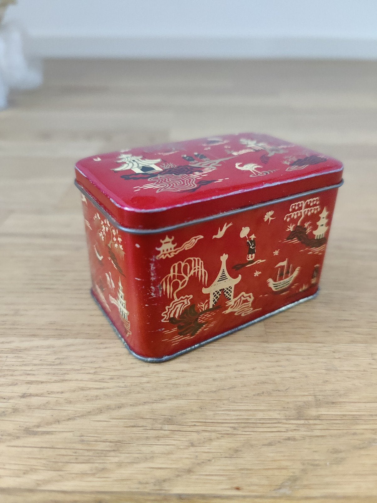 Vintage rood blikje met Oosters decor, Verzamelen, Blikken, Ophalen of Verzenden, Gebruikt, Overige, Overige merken