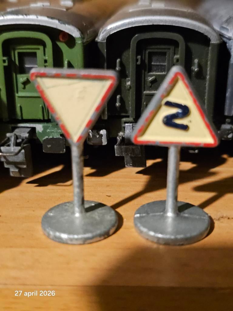 Verkeers borden origineel dinky toys, Hobby en Vrije tijd, Ophalen of Verzenden, Auto, Dinky Toys