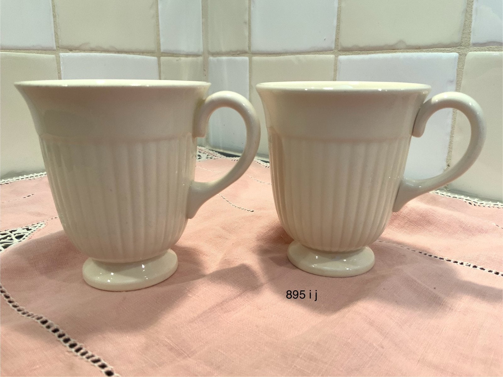 Set van 2 vintage crèmekleurige geribbelde mokken op voet, Antiek en Kunst, Ophalen of Verzenden