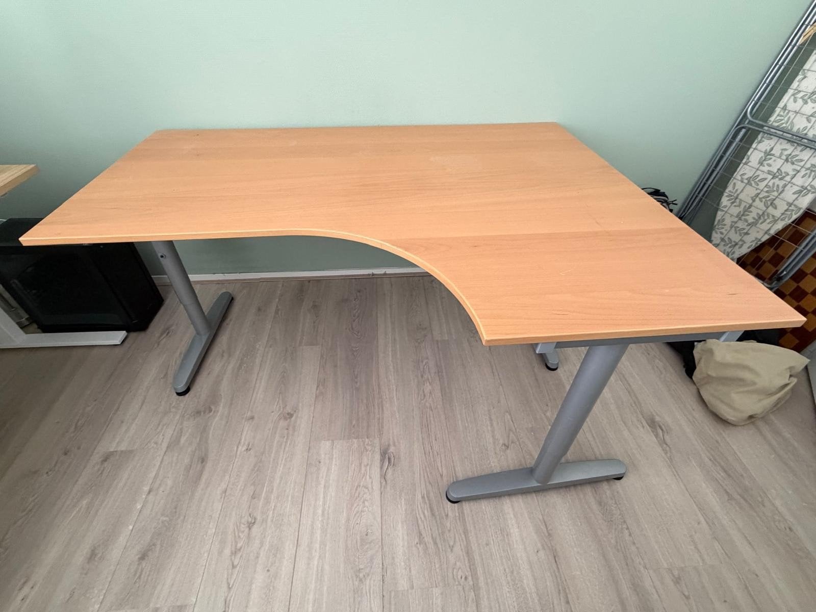 Ruim en functioneel hoekbureau Galant (IKEA), Ophalen, Gebruikt, Hout, Hoekbureau