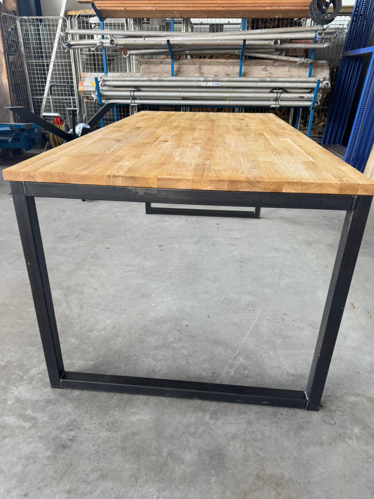 Stevige industriële tafel – hout met zwart stalen onderstel, Ophalen, 50 tot 100 cm, Zo goed als nieuw, Vijf personen of meer