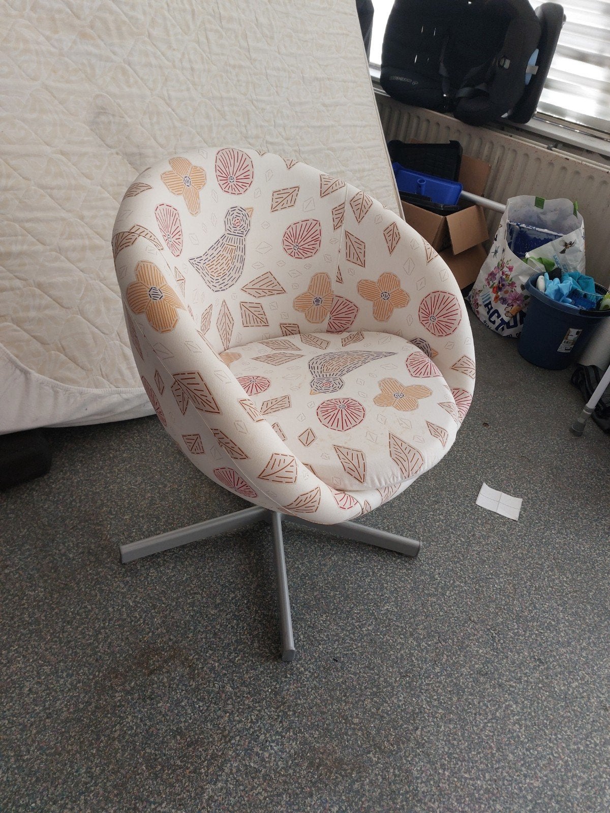 Draaibare fauteuil met vogel- en bloemenprint, Huis en Inrichting, Ophalen, Gebruikt, Overige kleuren, Modern, Speels, Comfortabel