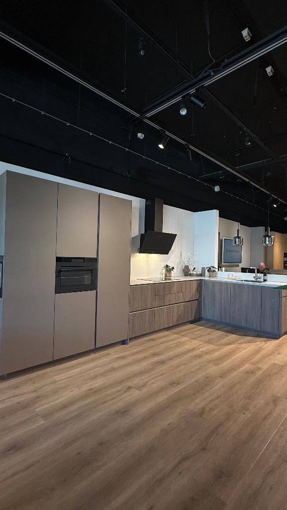 Metallic Taupe- Hoogwaardige keuken met composiet en AEG, Huis en Inrichting, Keuken | Complete keukens, Ophalen, Overige kleuren