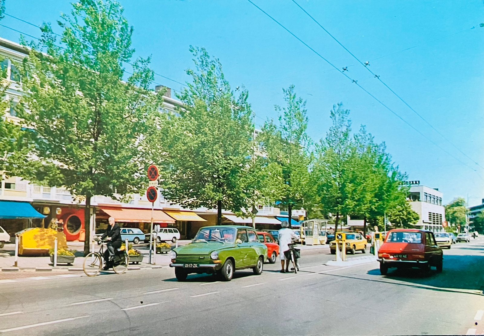 Ansichtkaart met auto’s DAF 44 en Simca in Hoofdstraat Velp, Ophalen of Verzenden, 1960 tot 1980, Gelopen, Voertuig