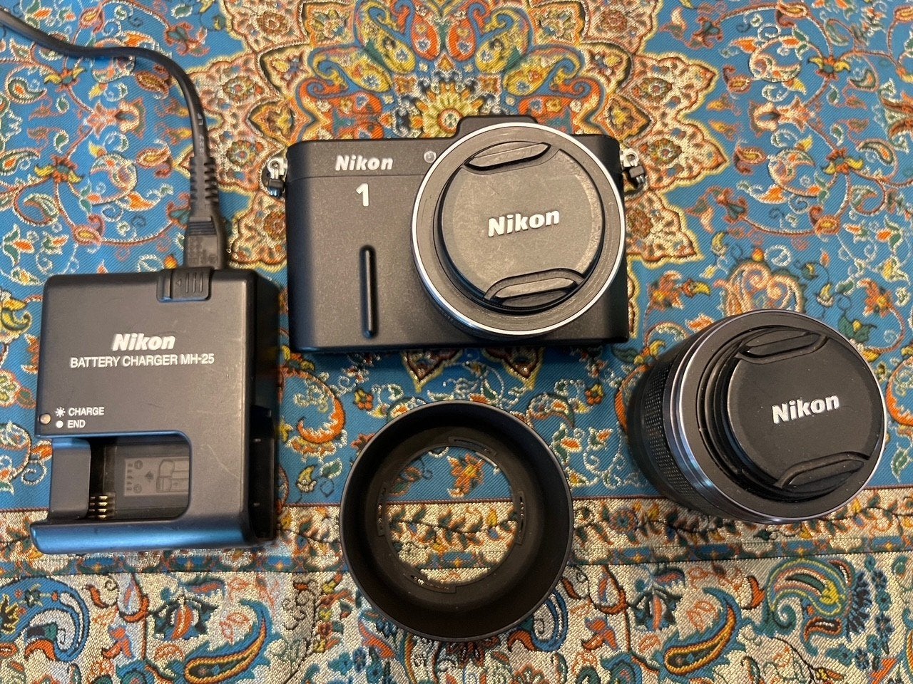 Nikon 1 V1 Systeemcamera met 10-30mm lens en accessoires, Ingebouwde flitser, Lensdop, Ophalen of Verzenden, Zo goed als nieuw