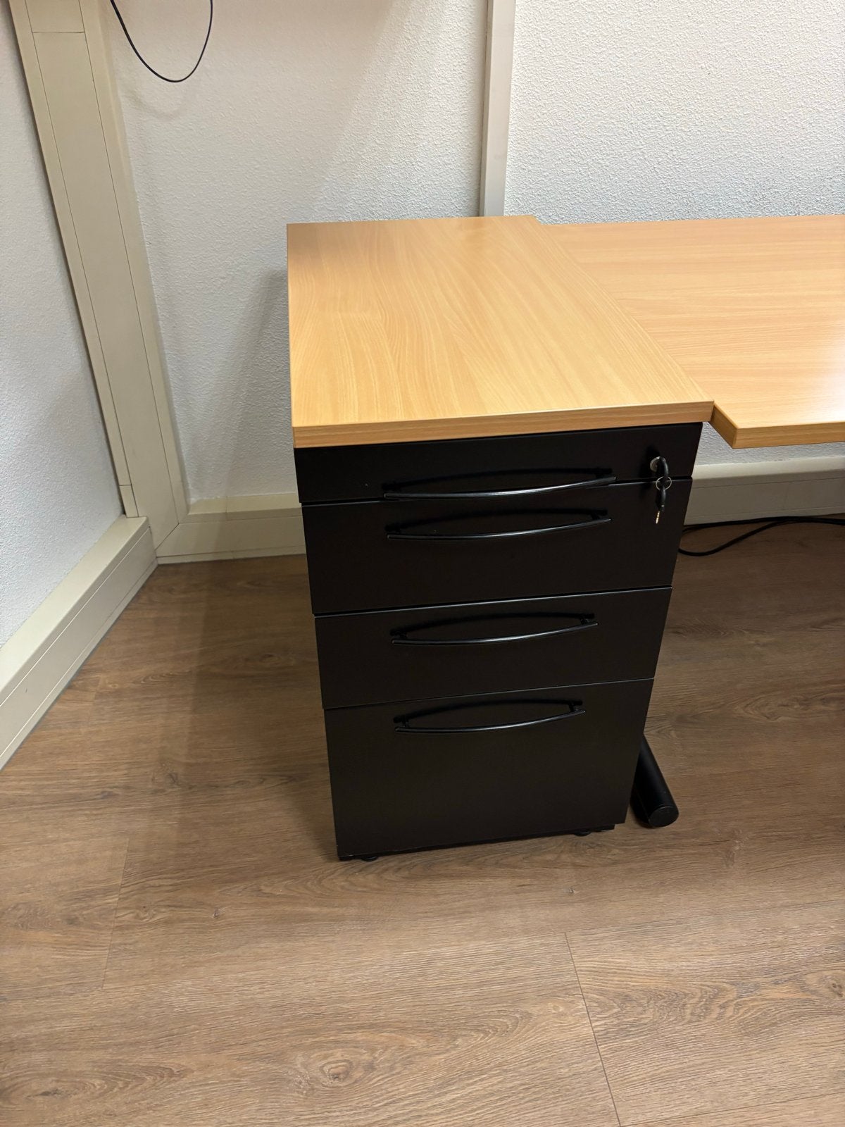 Foto 9 van 9 bureaus met bureaustoelen en ladenblokken - goede staat