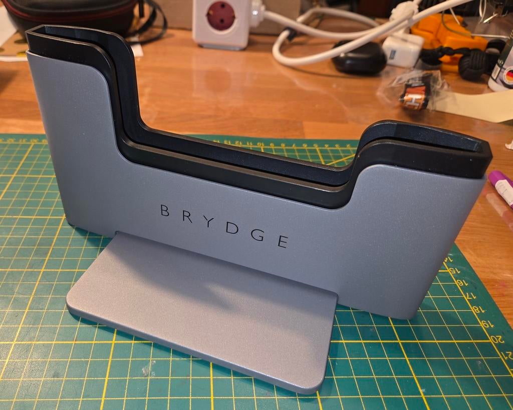 Brydge Vertical Dock voor MacBook Pro 13 inch (Nieuwstaat), Computers en Software, Dockingstations, Ophalen of Verzenden