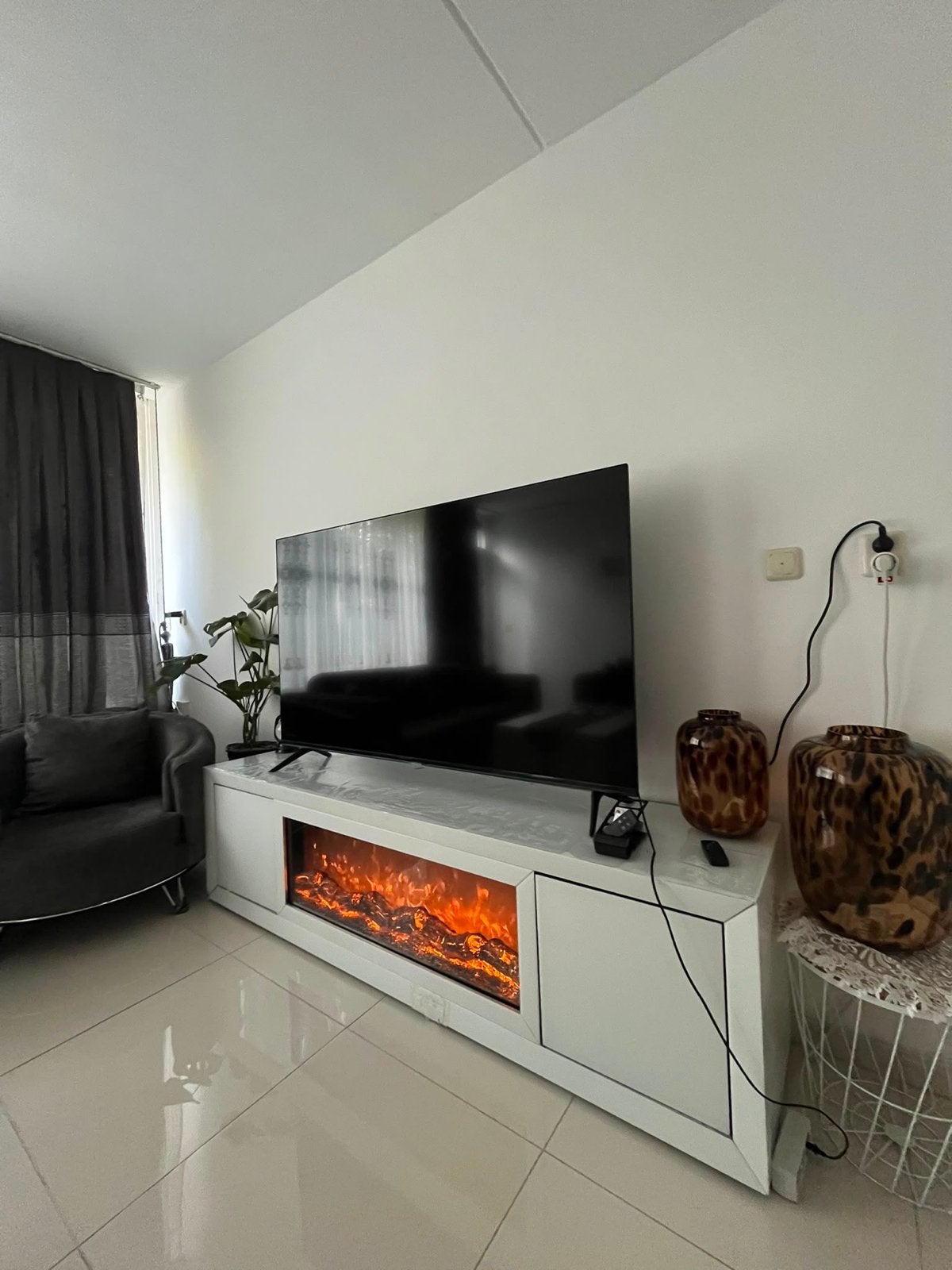 Moderne TV-meubel met elektrische sfeerhaard, Huis en Inrichting, 150 tot 200 cm, Ophalen of Verzenden, Zo goed als nieuw, Minder dan 100 cm