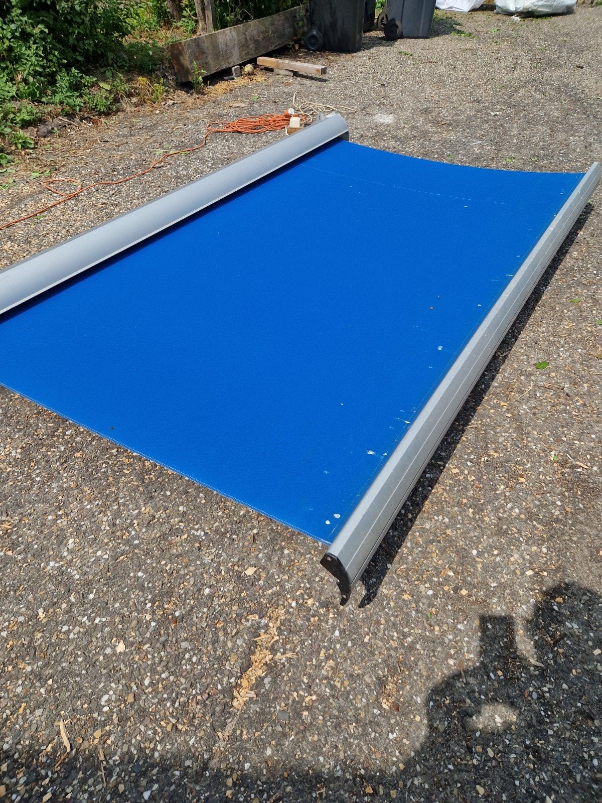 terrasscherm 2.55m breed x 1.60m uitval electrisch, Ophalen, Gebruikt, Elektrisch, 150 tot 300 cm