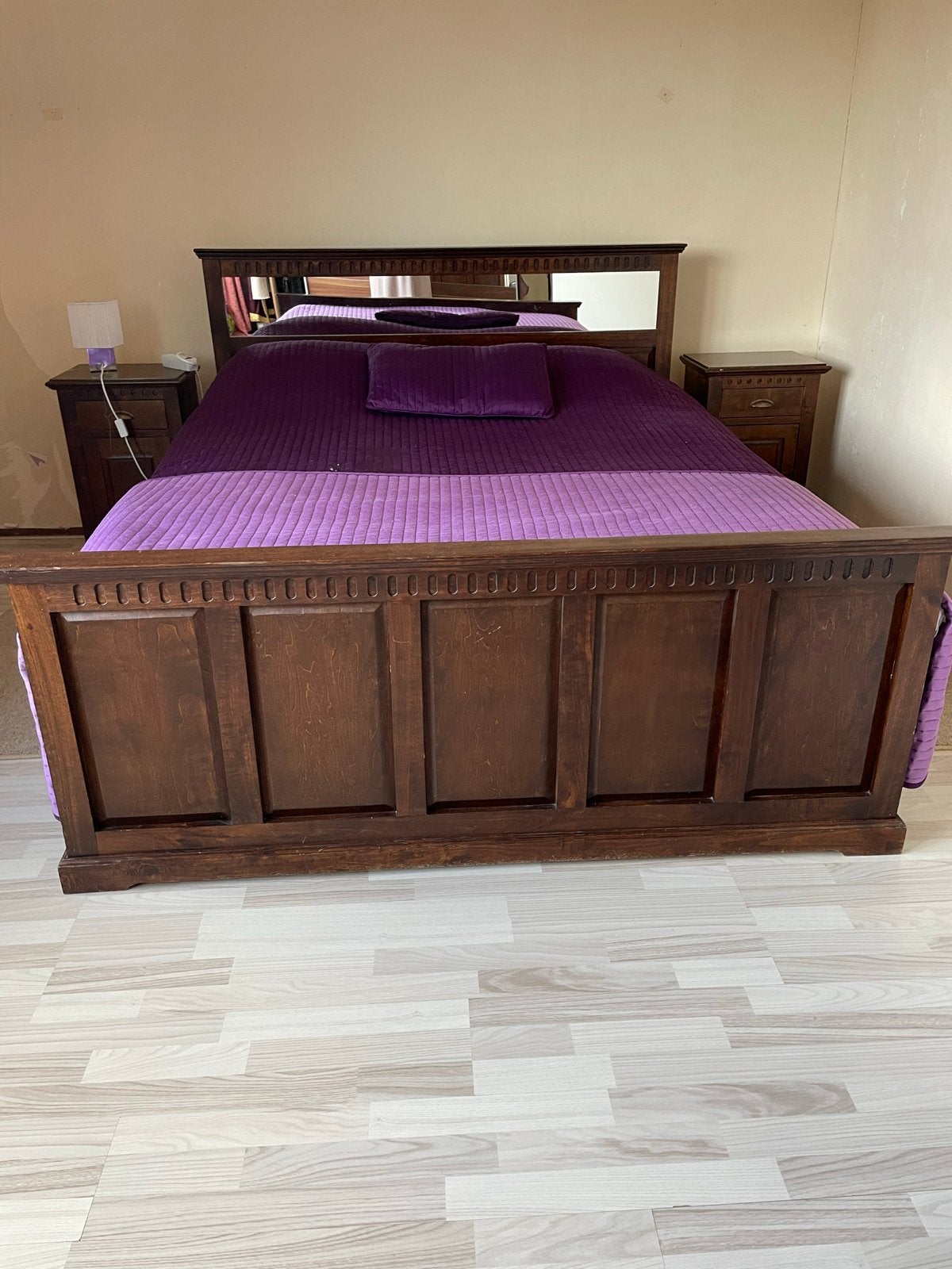 Foto 3 van Massief houten tweepersoonsbed met nachtkastjes
