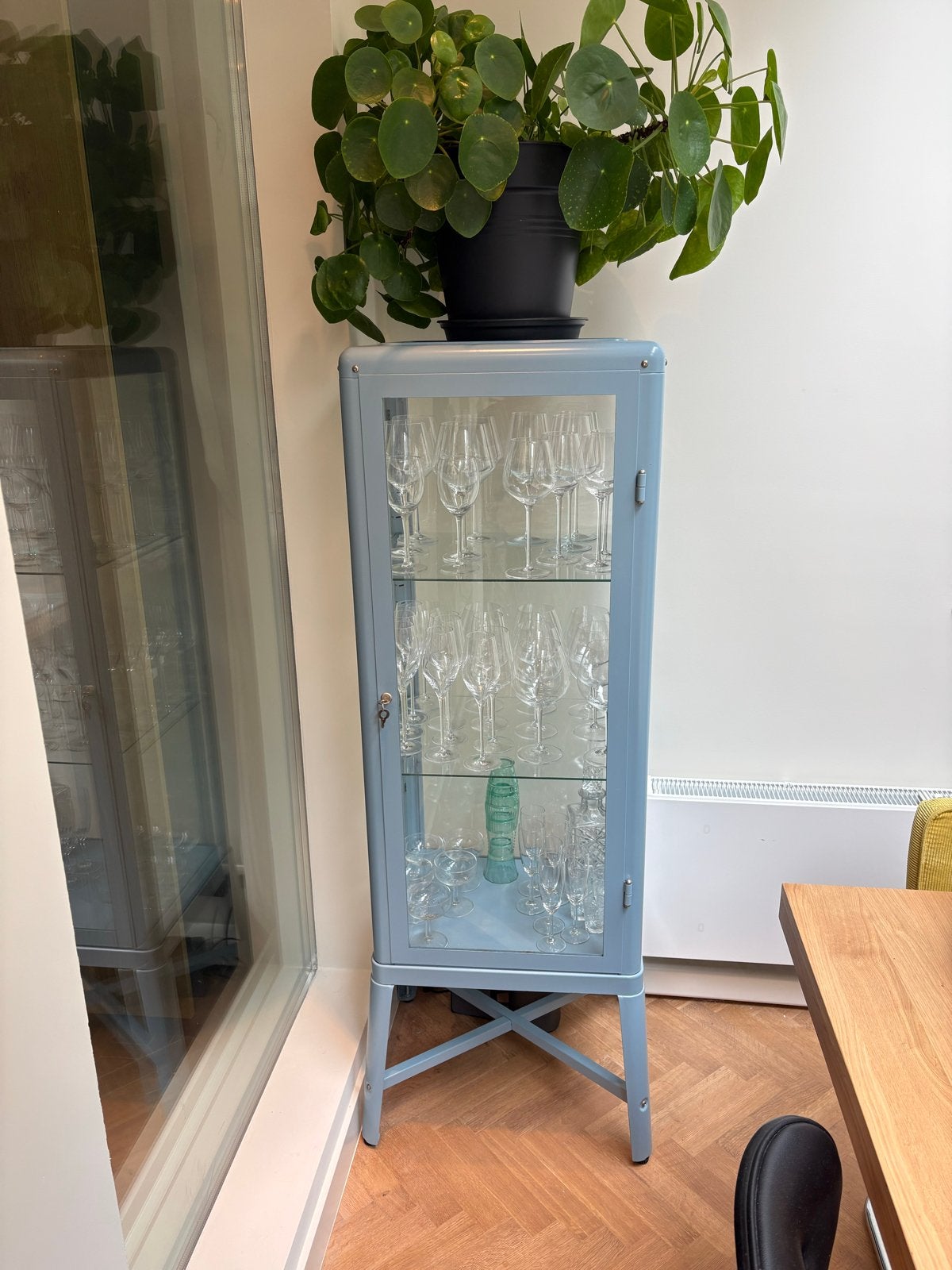 IKEA FABRIKÖR vitrinekast lichtblauw, Huis en Inrichting, Kasten | Vitrinekasten, Ophalen, 100 tot 150 cm, 50 tot 100 cm, Zo goed als nieuw
