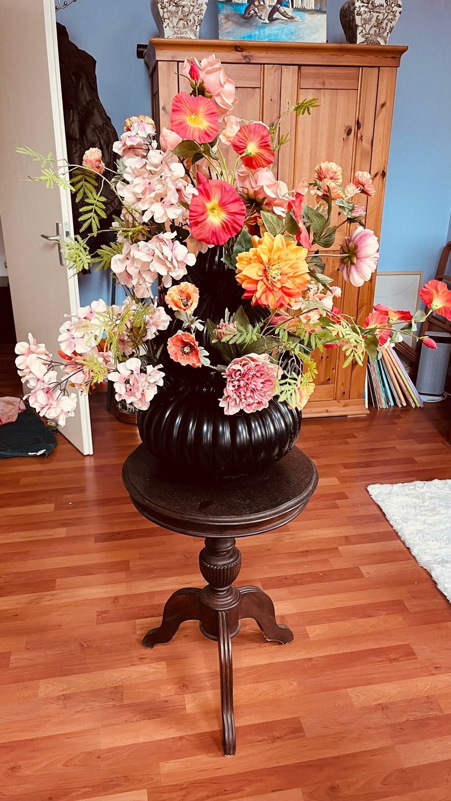 Grote tulpenvaas met zijden bloemen - 90x85 cm, Huis en Inrichting, Ophalen, Overige materialen, Meerkleurig, Inclusief decoratie