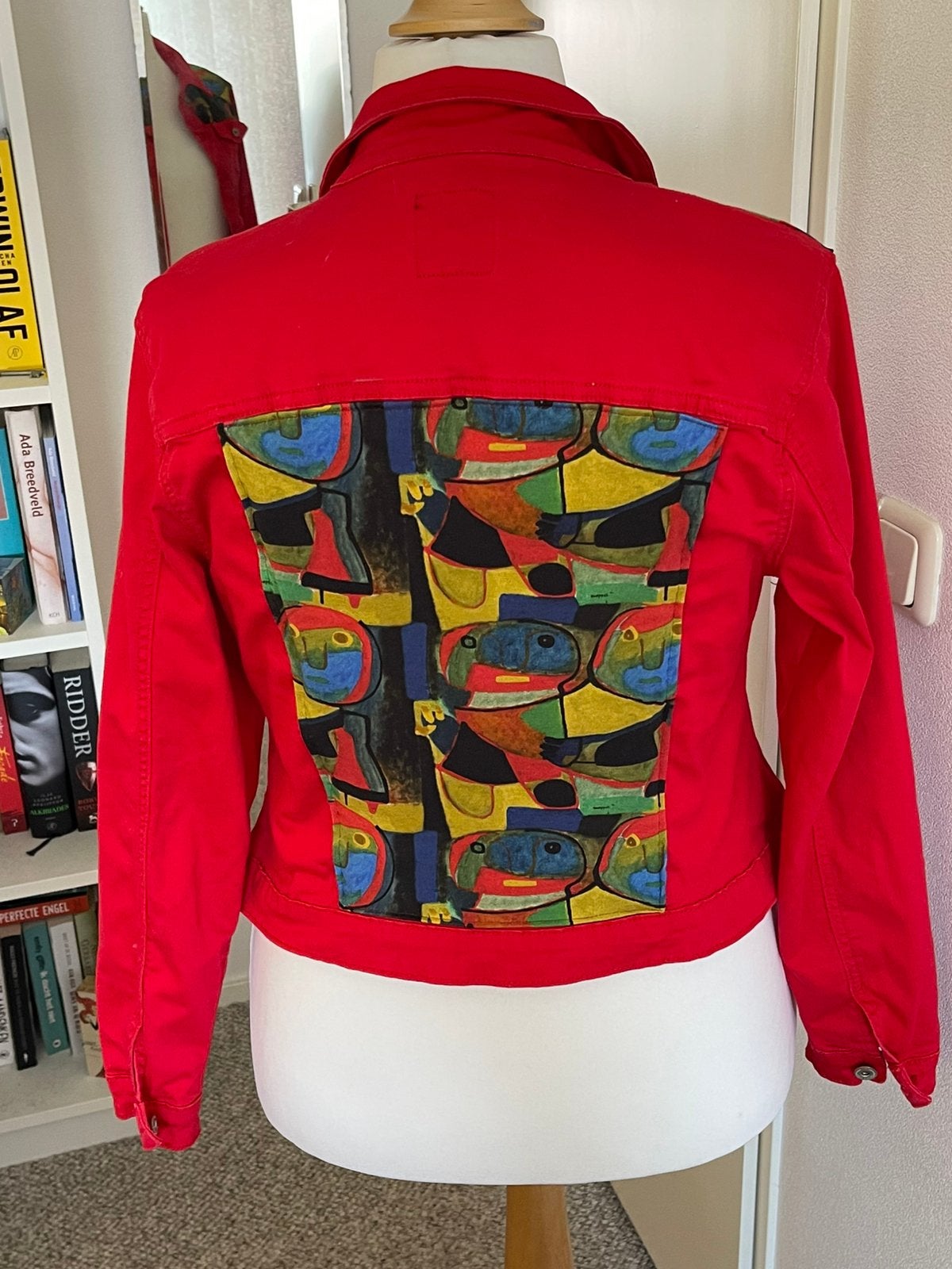 Sale: Rood spijkerjasje gepimt met Karel Appel  stof mt 44, Kleding | Dames, Jassen | Zomer, Ophalen of Verzenden, Zo goed als nieuw