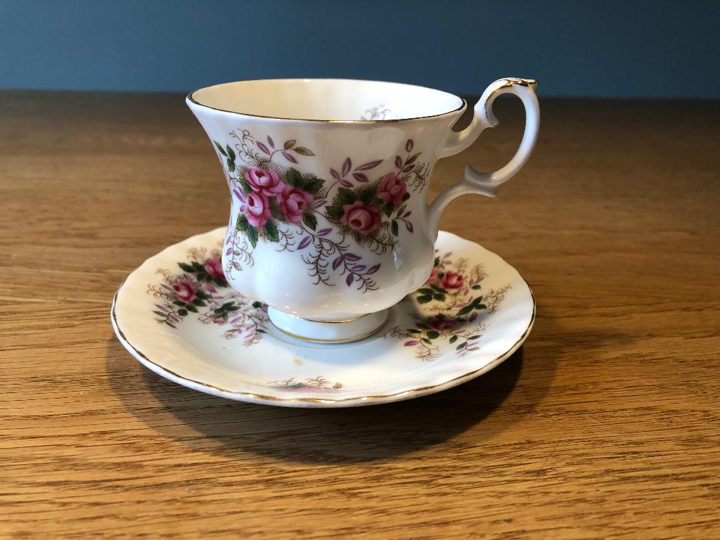 Royal Albert - Lavender Rose - kop en schotel, Verzamelen, Ophalen of Verzenden, Zo goed als nieuw, Porselein, Kop en/of schotel