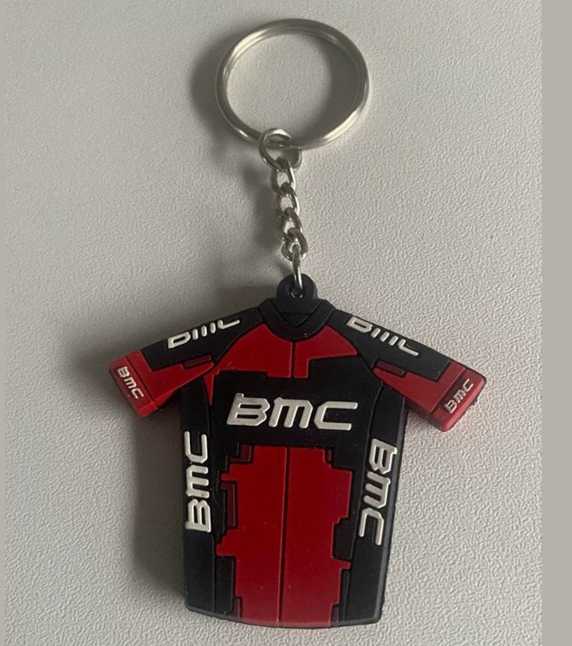 Sleutelhanger van BMC wielertrui.  Totale lengte 10 cm., Ophalen of Verzenden, Zo goed als nieuw, Sport
