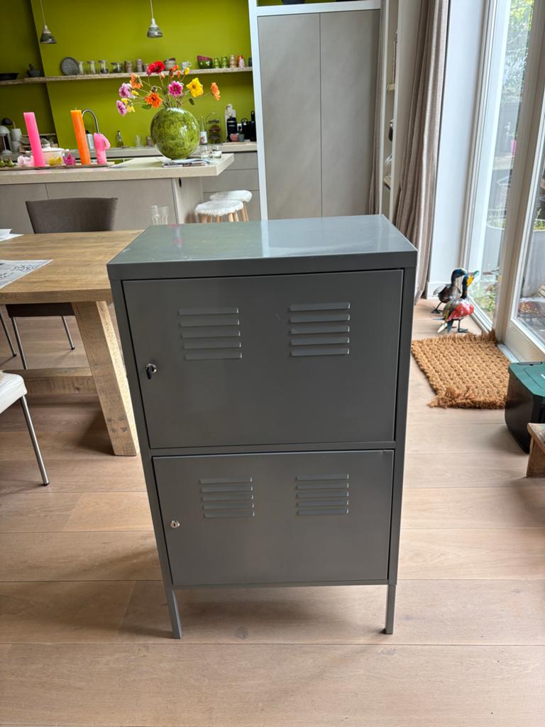 Grijze metalen locker kast met 2 deuren, Ophalen of Verzenden, Zo goed als nieuw