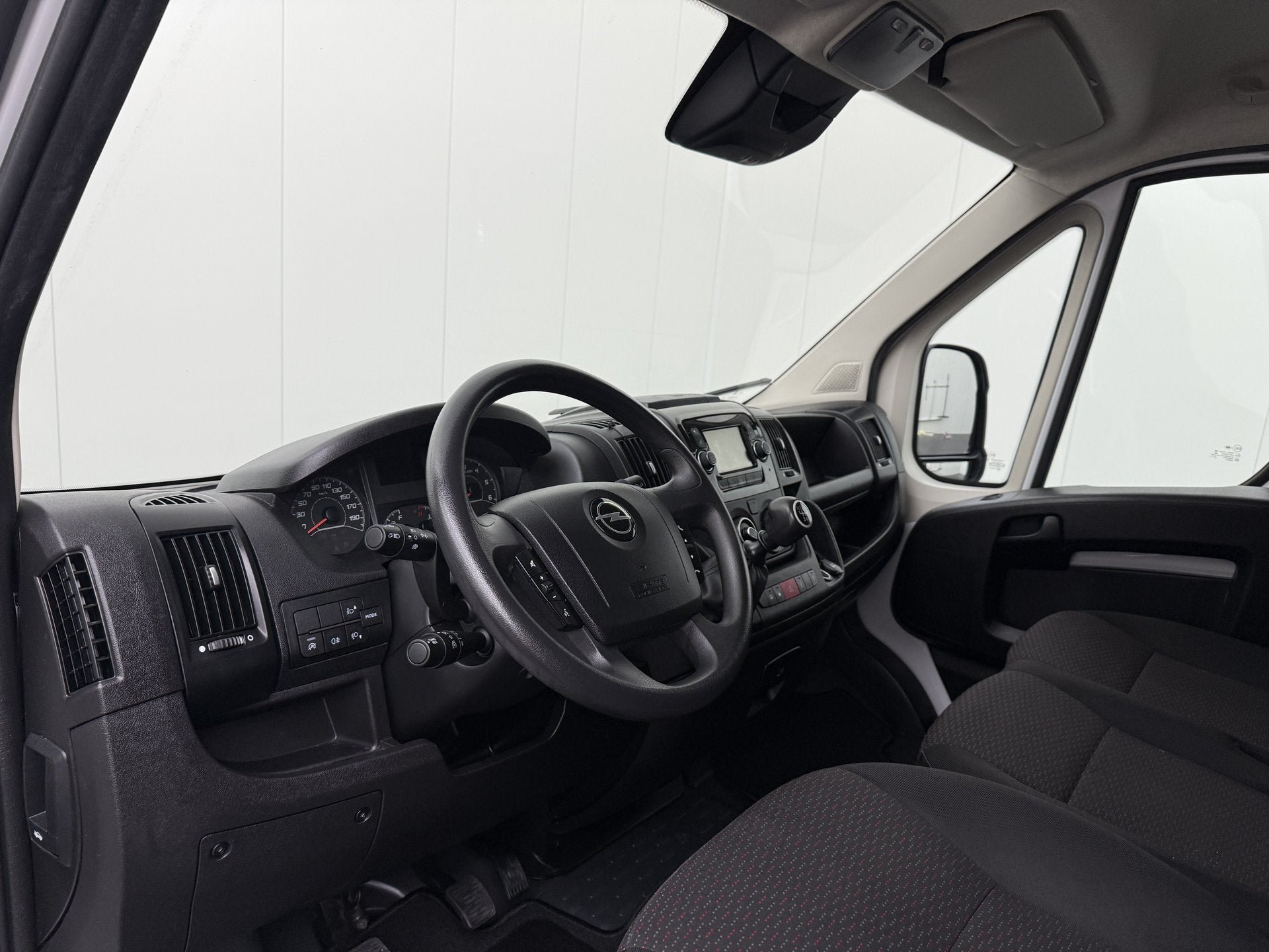 Opel Movano 2.2HDi 140PK L2H2 | Multimedia | Camera | Airco, Auto's, Voorwielaandrijving, Dealer onderhouden, Stof, Gebruikt