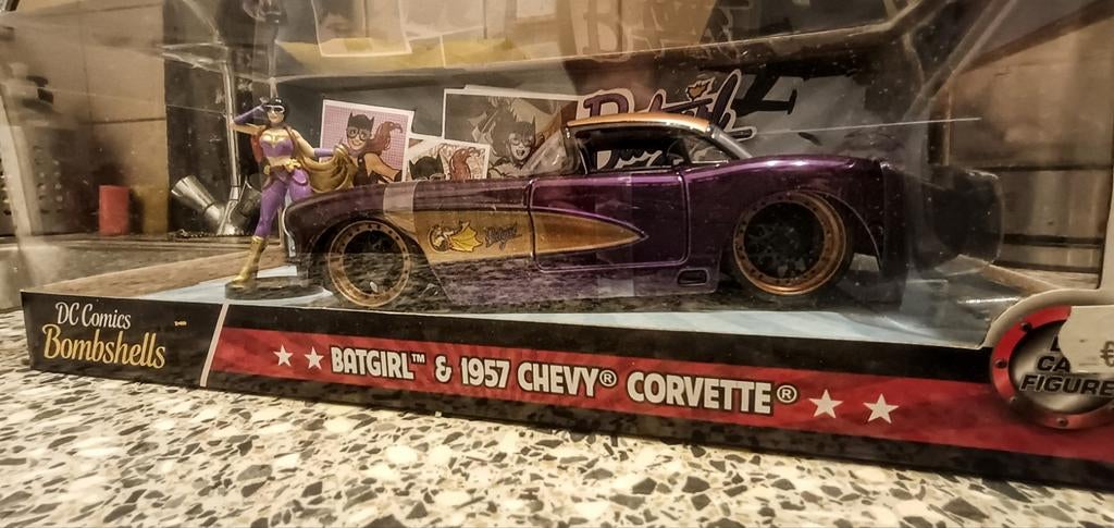 DC Comics Bombshells Batgirl & 1957 Chevy Corvette, Overige merken, Auto, Groter dan 1:32, Nieuw