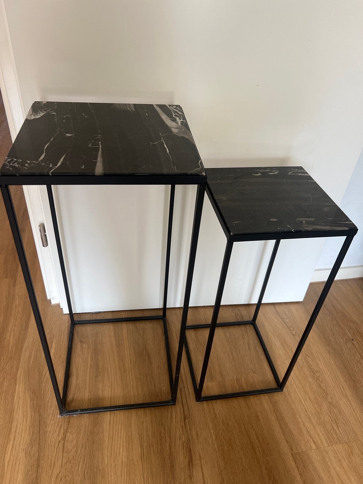 Set van 2 bijzettafels /plantenzuil met marmer blad zwart, Ophalen, Minder dan 55 cm, Marmer, Metaal of Aluminium