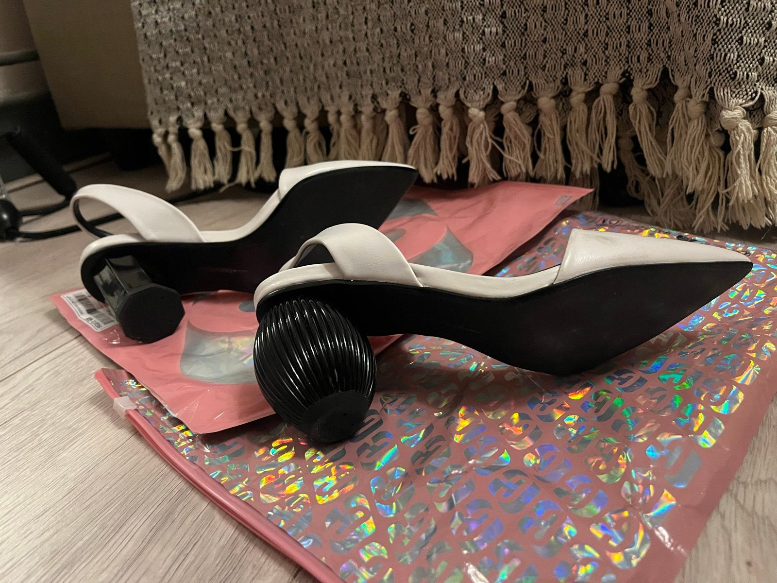 Witte Bershka pumps met unieke hak, Ophalen, Zo goed als nieuw, Wit, Pumps