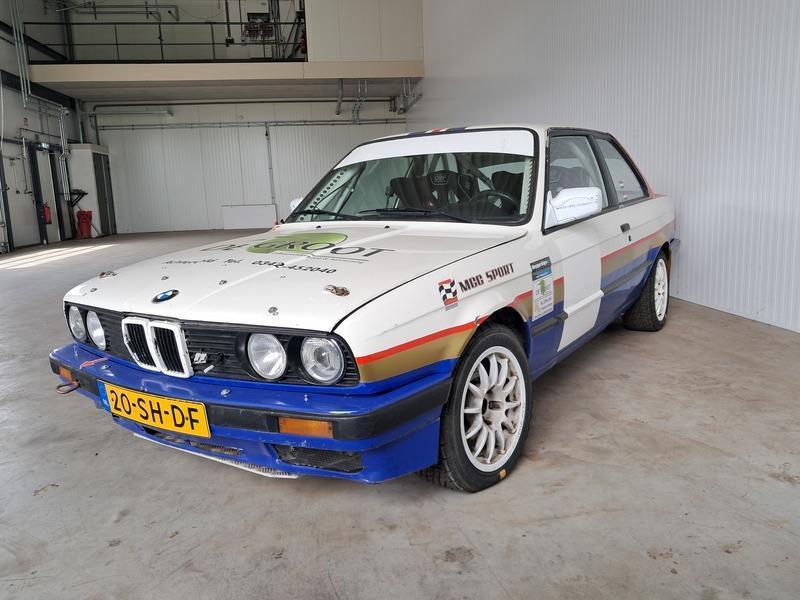 Rally-auto, BMW, 3-serie, 325i, 1988, Achterwielaandrijving, 2494 cc, Wit, 10 km/l