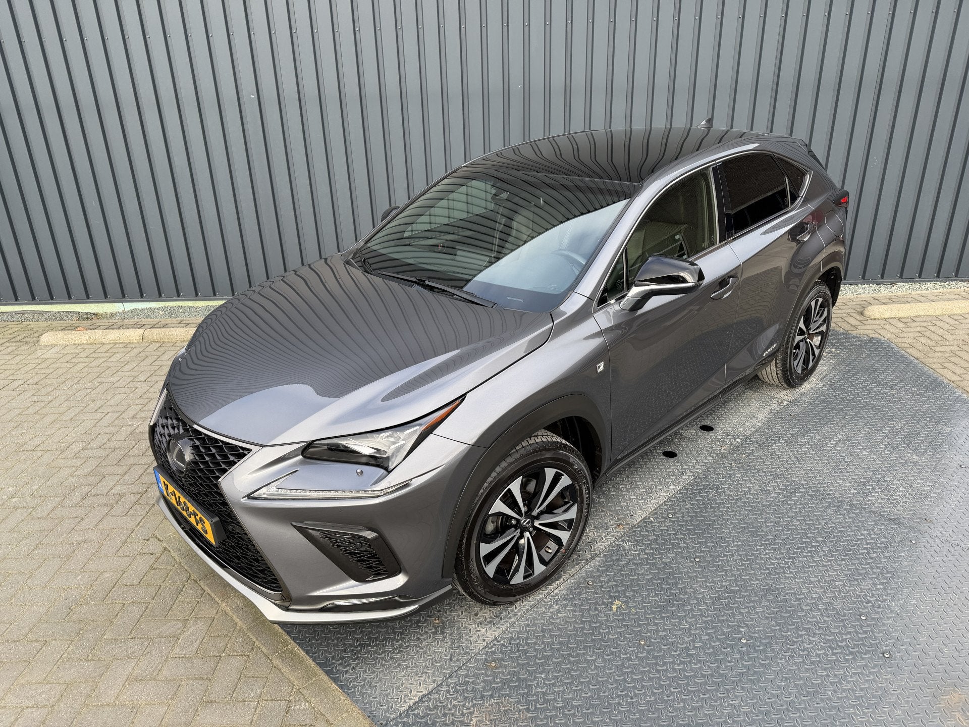 Lexus NX 300h AWD F SPORT | Pano dak | 12 mnd BOVAG Garantie, Auto's, Lexus, 12 maanden, Gebruikt, 1760 kg, Bedrijf