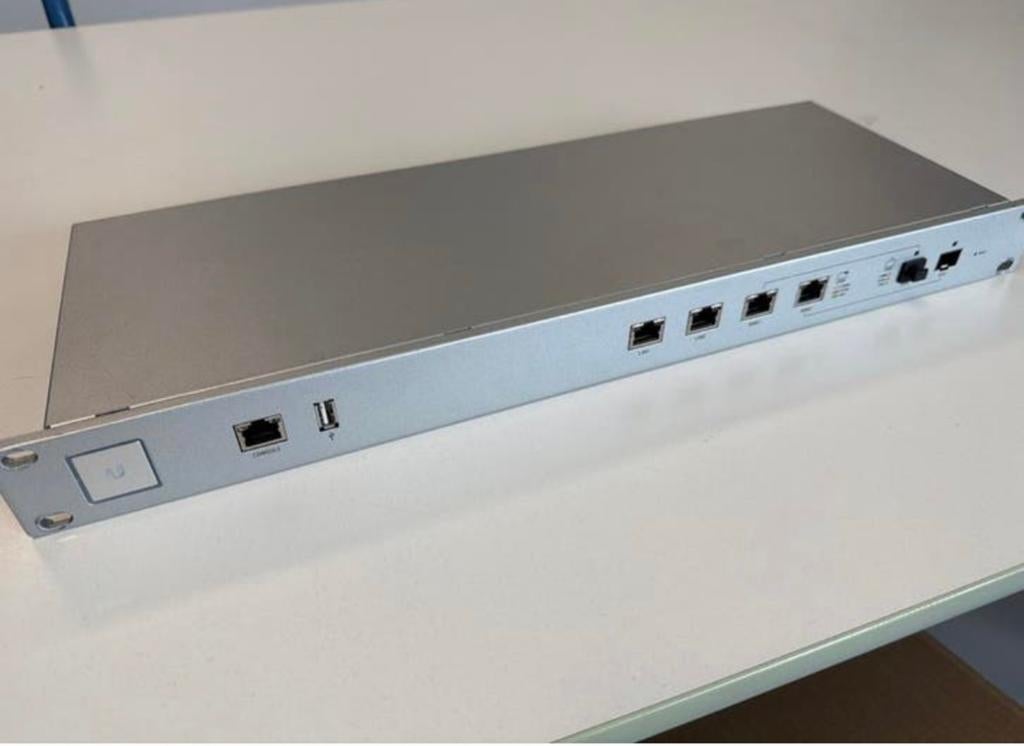 Ubiquiti Unifi USG PRO Gateway router, Computers en Software, Ophalen of Verzenden, Zo goed als nieuw