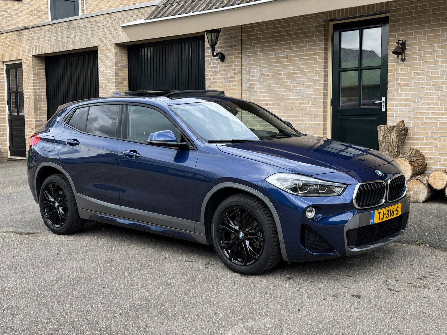BMW X2 SDrive20i High Executive M|HUD|CAMERA|Pano|Bomvol|NAP, Auto's, BMW, 1998 cc, X2, 1800 kg, 75 €/maand