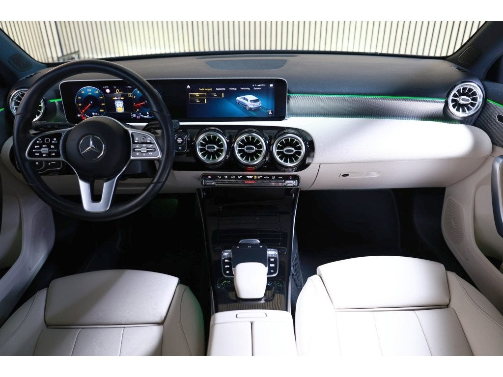Mercedes-Benz A-Klasse 200 Business Solution AMG PANO MEMORY, Gebruikt, Euro 6, 4 cilinders, Leder