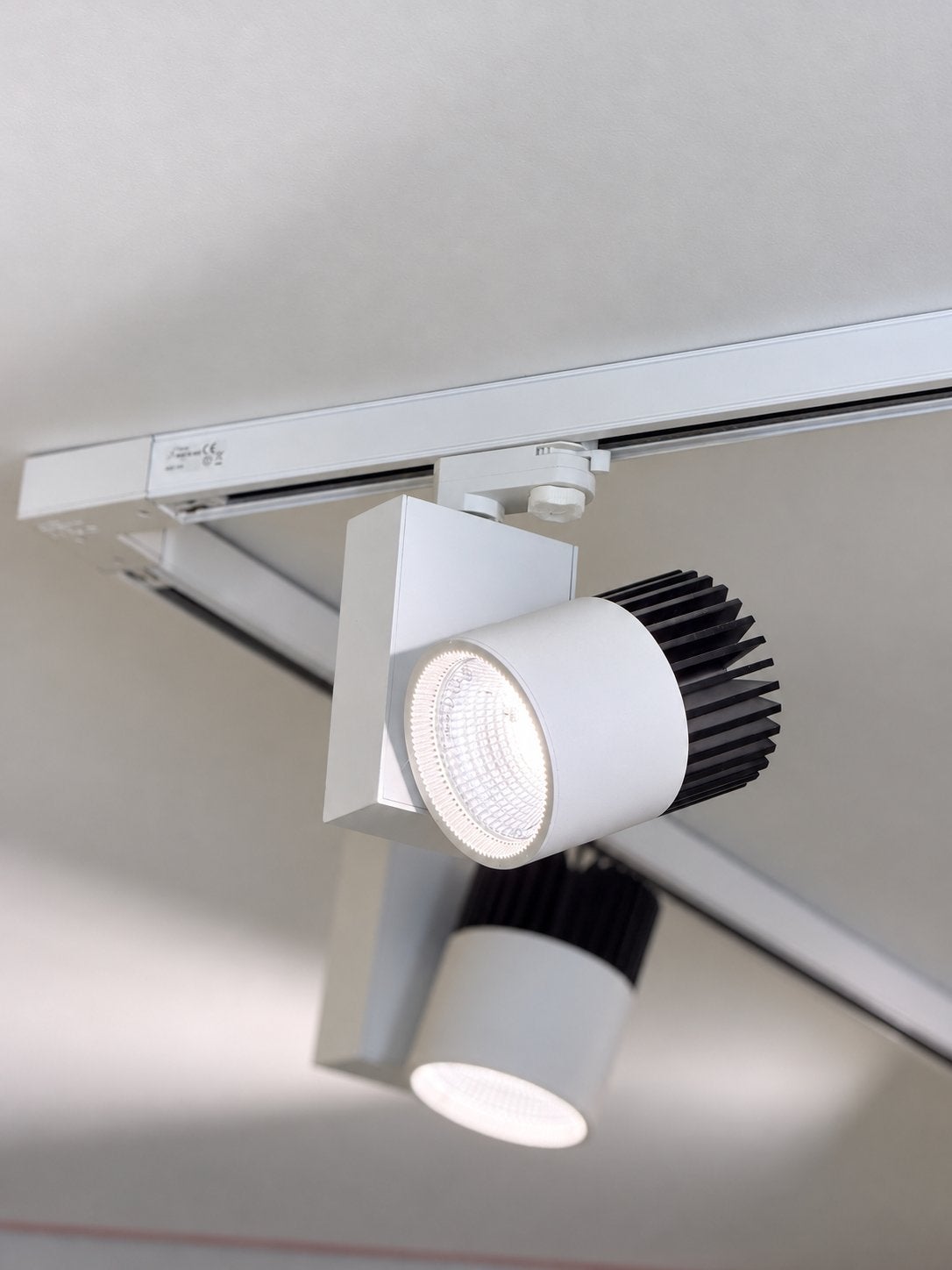 Railverlichting – 15 verstelbare spots inclusief rails – wit, Ophalen, Zo goed als nieuw