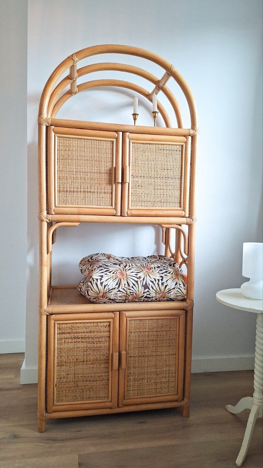 Vintage Rotan boogkast met deurtjes, Ophalen, Gebruikt, 50 tot 100 cm, Minder dan 100 cm